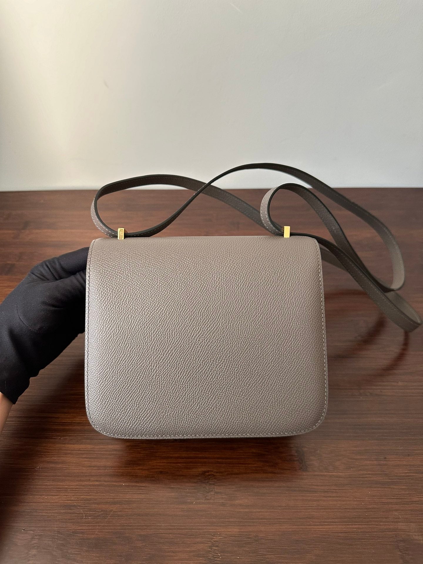 コンスタンス 18 エトゥープ エプソム ゴールドハードウェア