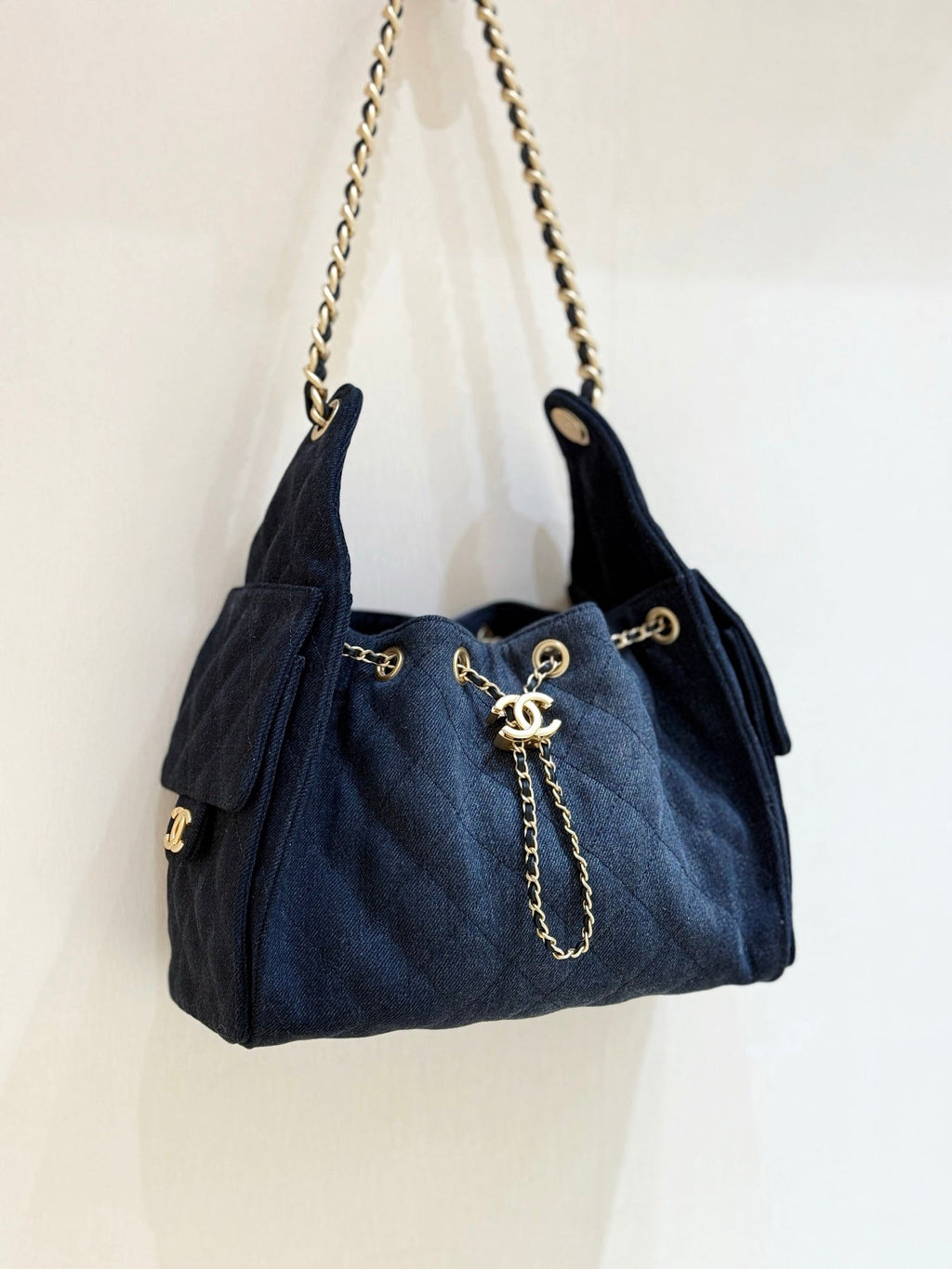 CC 25 HANDTASCHE 30 IN DUNKELBLAUEM DENIM GOLDENE BESCHLÄGE