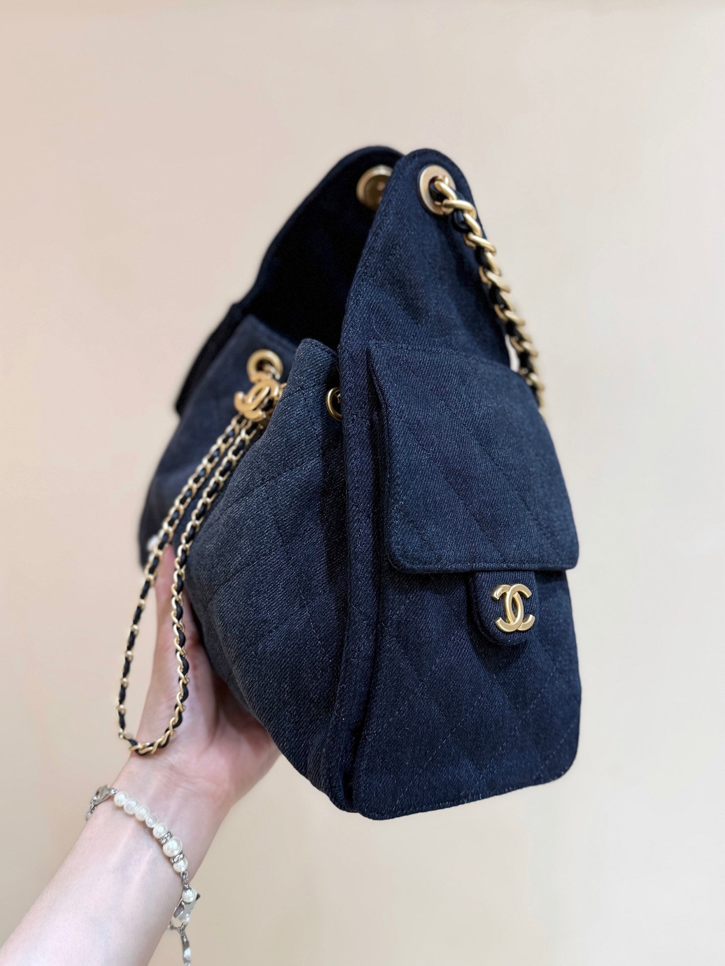 CC 25 HANDTASCHE 30 IN DUNKELBLAUEM DENIM GOLDENE BESCHLÄGE