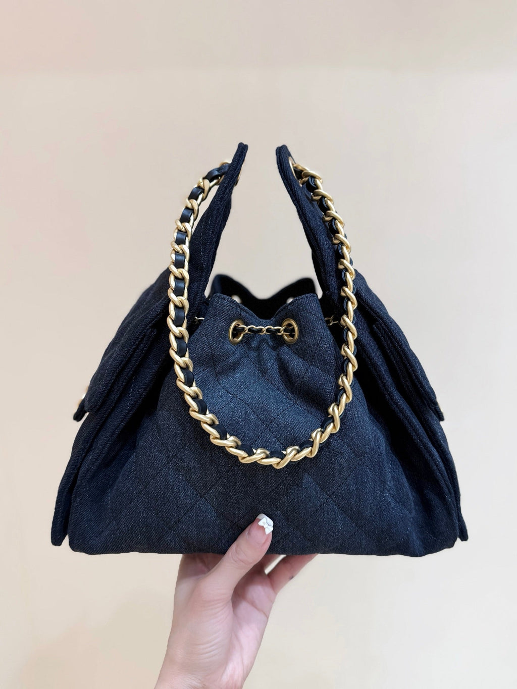 CC 25 HANDTASCHE 30 IN DUNKELBLAUEM DENIM GOLDENE BESCHLÄGE