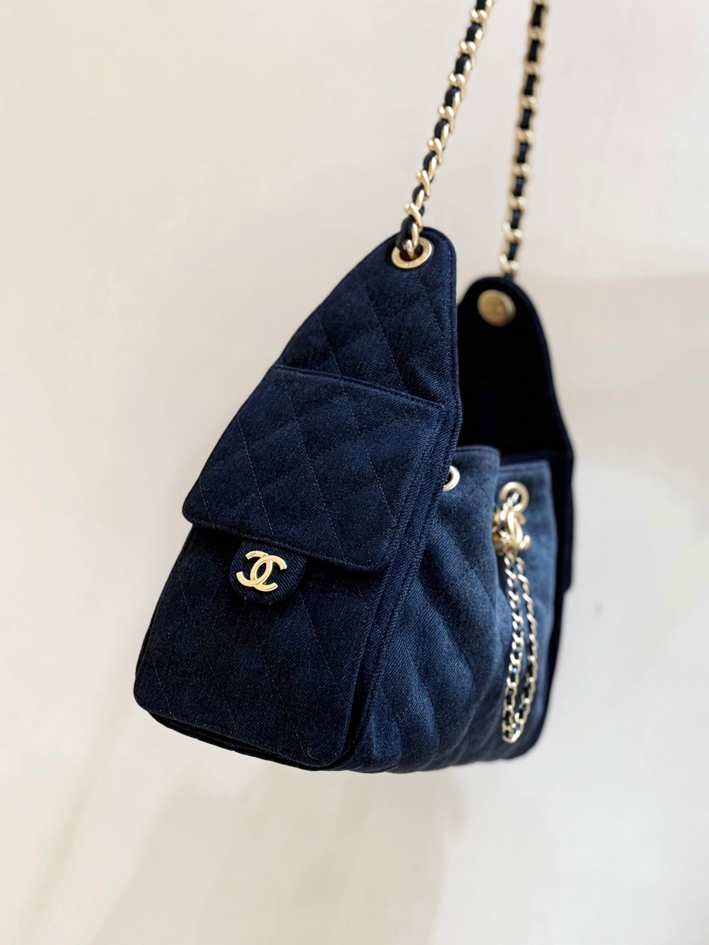 CC 25 HANDTASCHE 30 IN DUNKELBLAUEM DENIM GOLDENE BESCHLÄGE