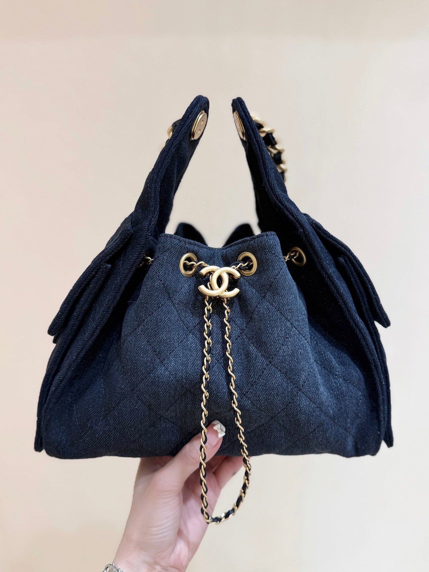 CC 25 HANDTASCHE 30 IN DUNKELBLAUEM DENIM GOLDENE BESCHLÄGE