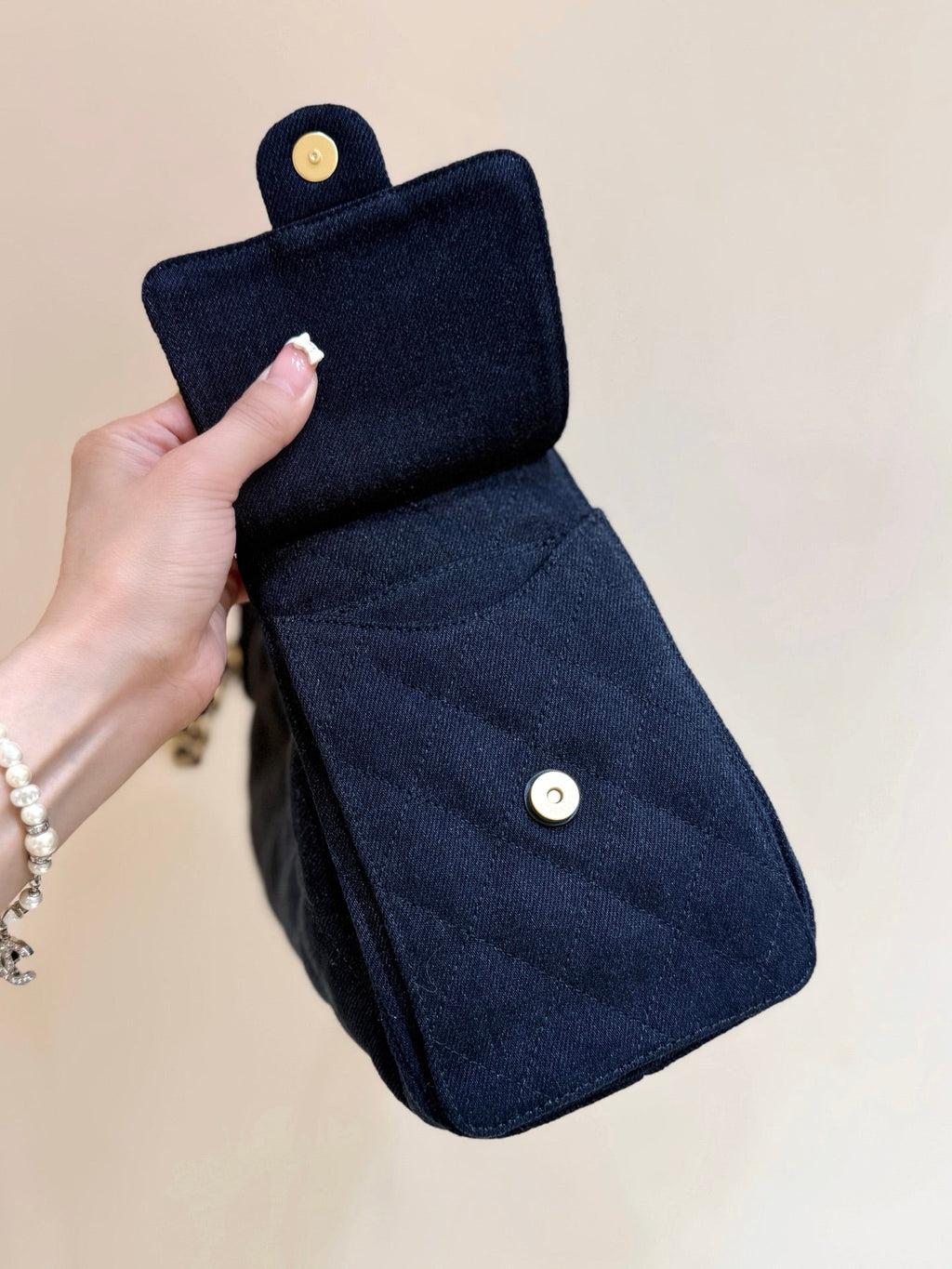 CC 25 HANDTASCHE 30 IN DUNKELBLAUEM DENIM GOLDENE BESCHLÄGE