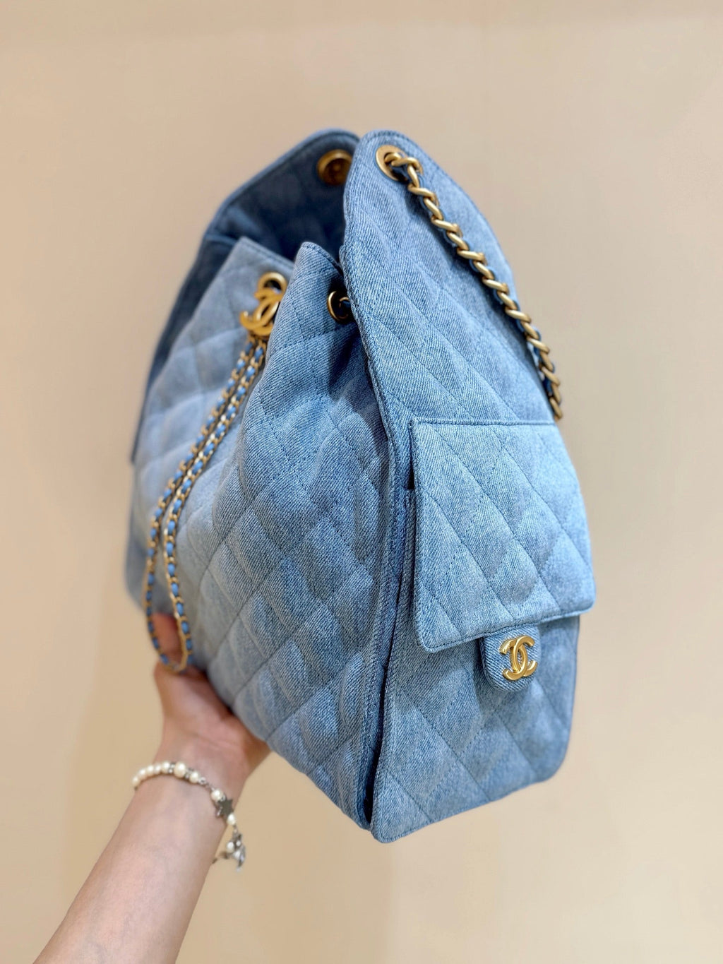 CC 25 HANDBAG 40 IN BLUE DENIM GOLD HARDWARE