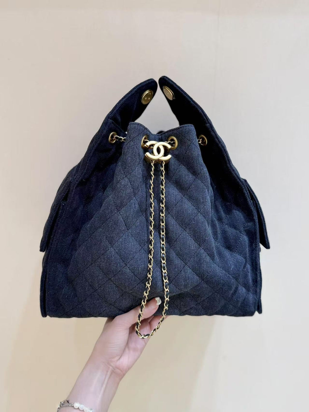 CC 25 HANDTASCHE 40 IN DUNKELBLAUEM DENIM GOLDENE BESCHLÄGE