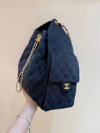 CC 25 HANDTASCHE 40 IN DUNKELBLAUEM DENIM GOLDENE BESCHLÄGE