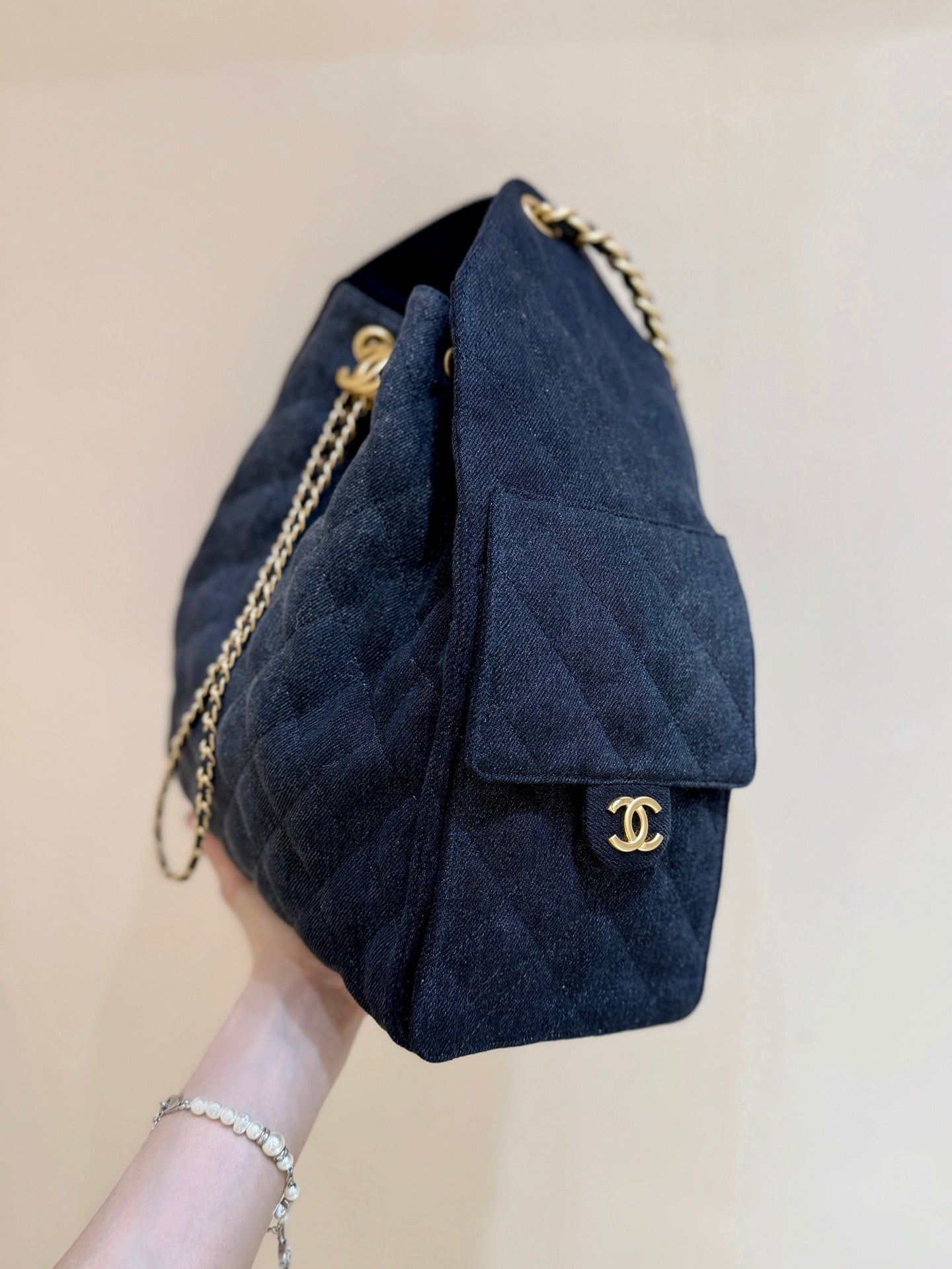CC 25 HANDTASCHE 40 IN DUNKELBLAUEM DENIM GOLDENE BESCHLÄGE