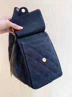 CC 25 HANDTASCHE 40 IN DUNKELBLAUEM DENIM GOLDENE BESCHLÄGE