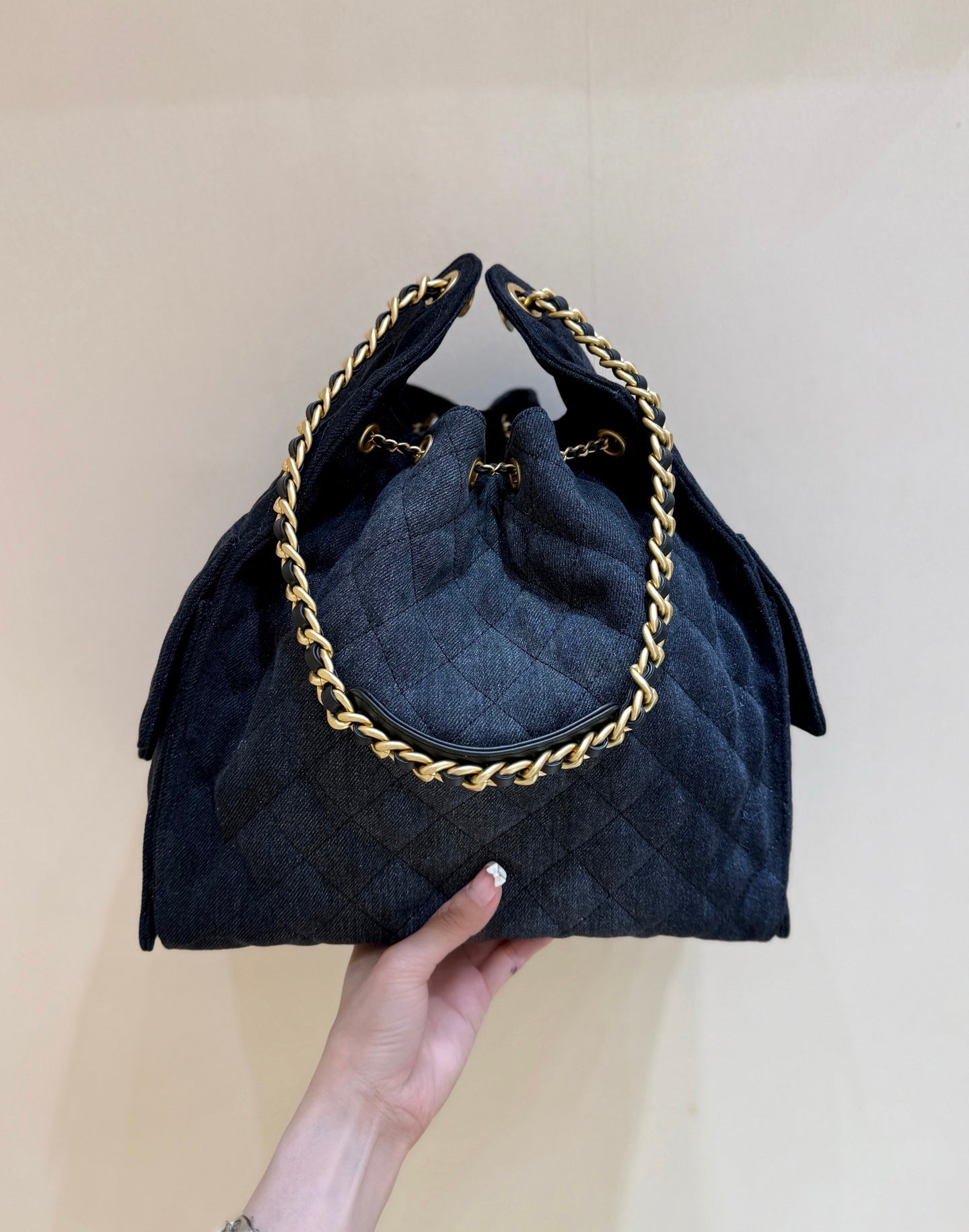 CC 25 HANDTASCHE 40 IN DUNKELBLAUEM DENIM GOLDENE BESCHLÄGE