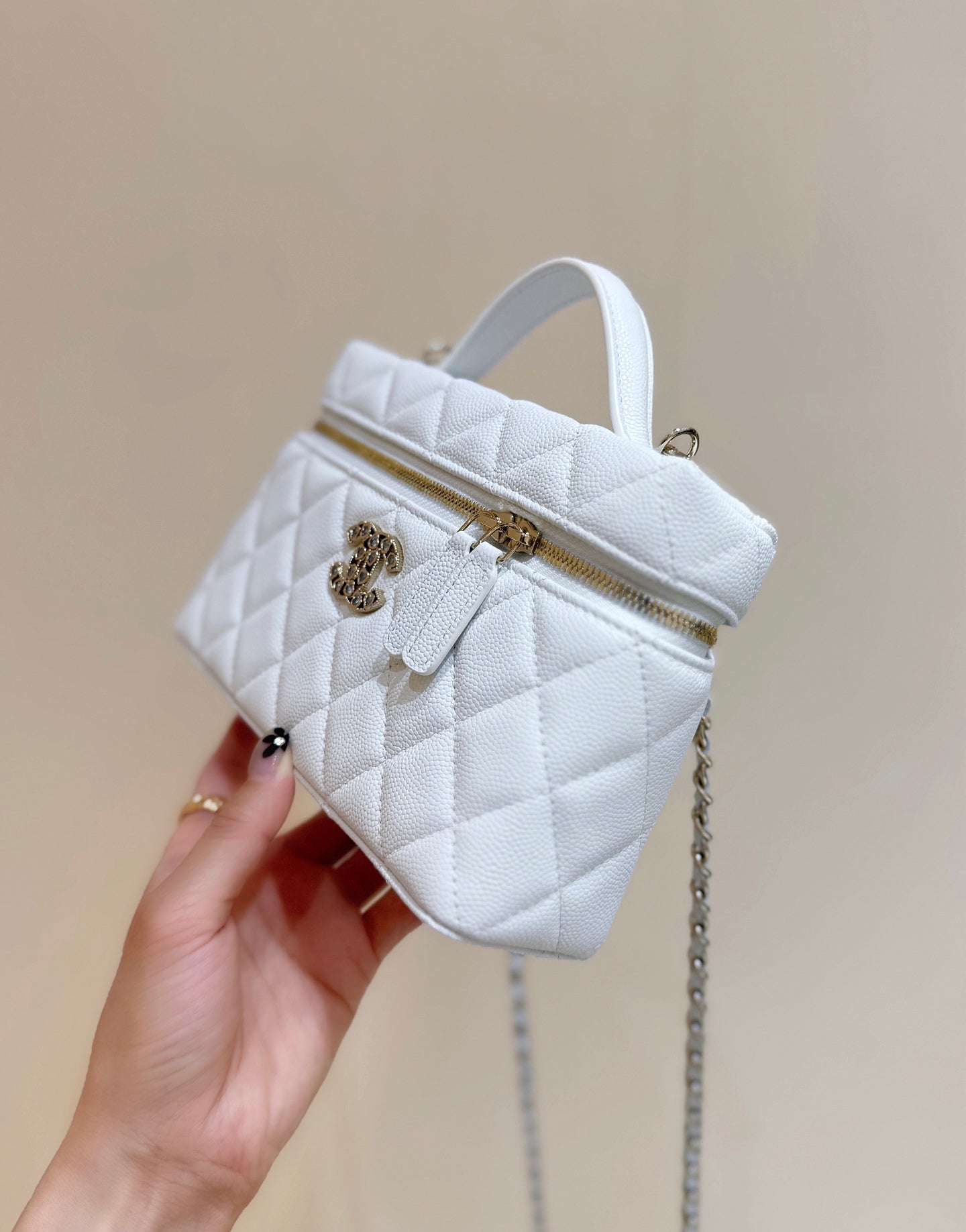 STRASS VANITY QUILTED CASE 19 IN WHITE CALFSKIN WITH GOLD METALLIC