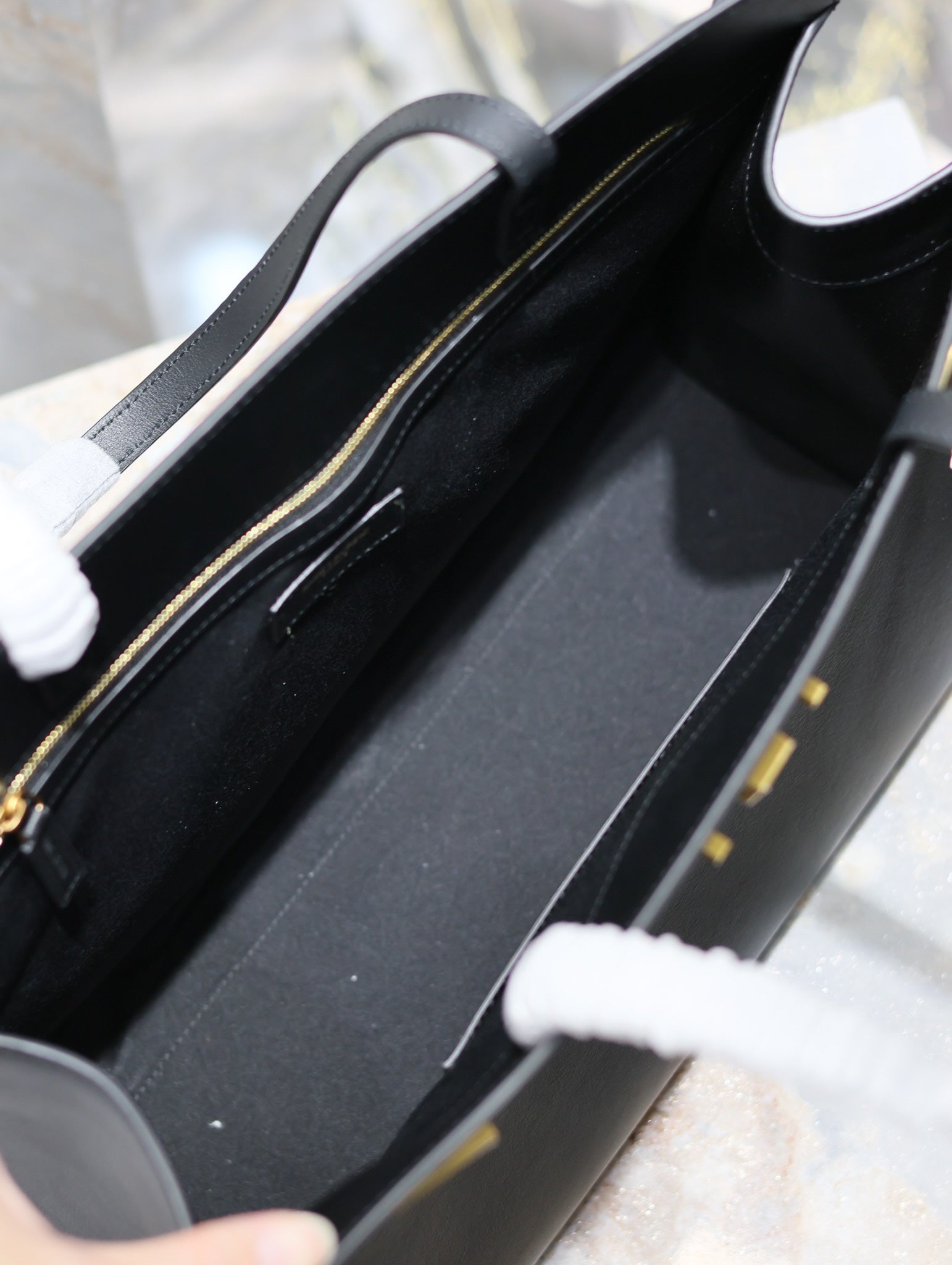 MANHATTAN SHOPPING BAG 40 IN BLACK SMOOTH LAMBSKIN GOLD BUCKLE