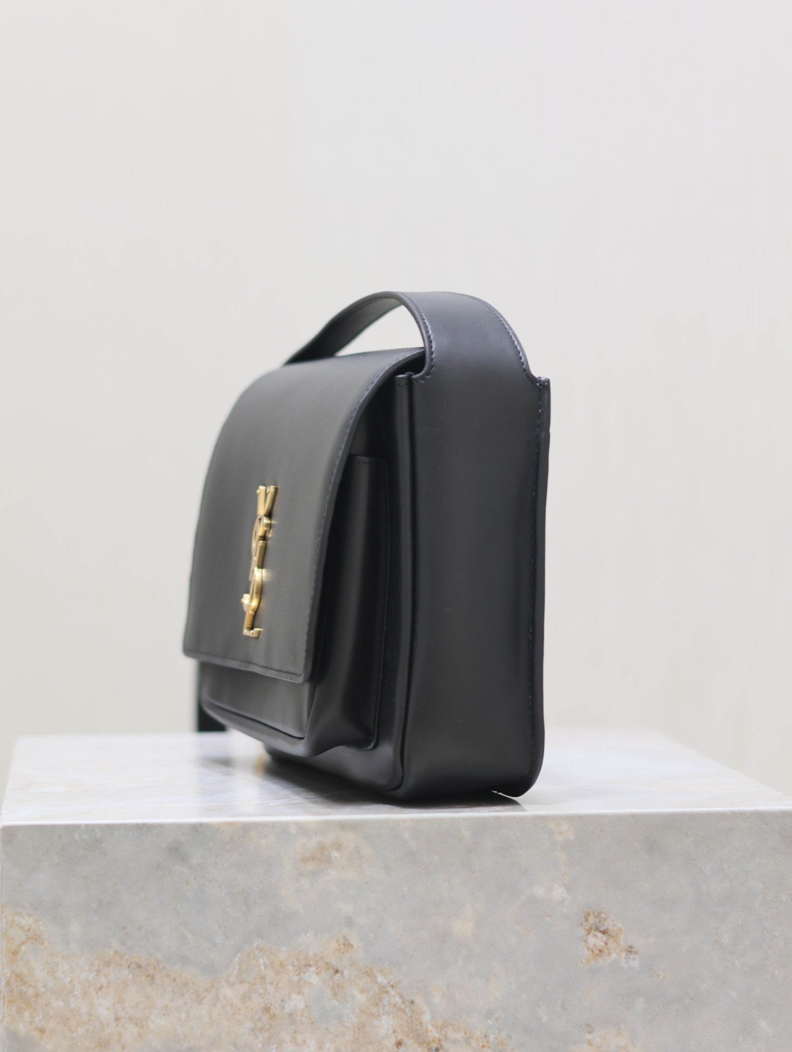 NIKI BABY 22 IN BLACK CALFSKIN GOLD LOGO