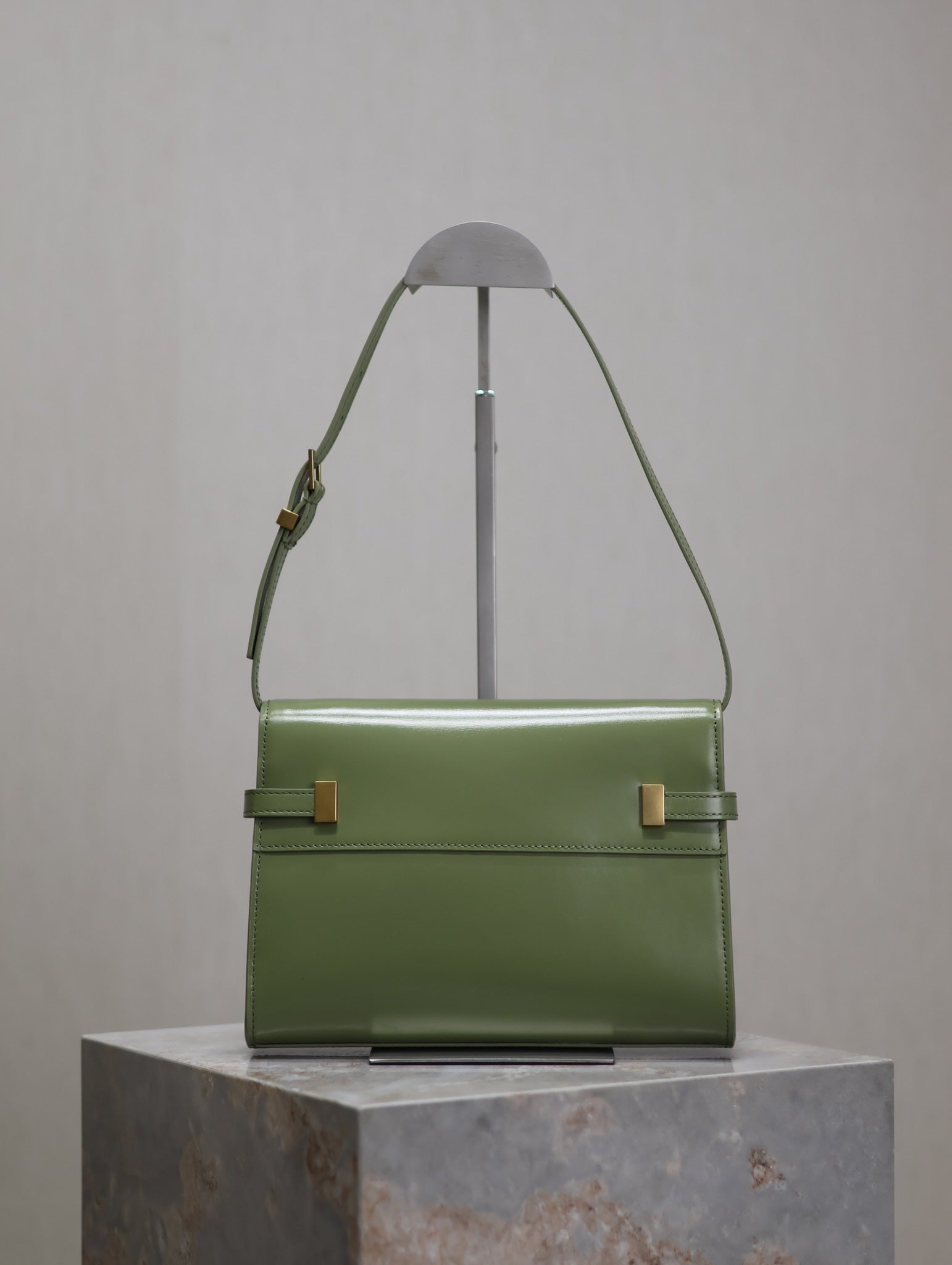 MANHATTAN SMALL 24 IN OLIVE GREEN SMOOTH LAMBSKIN GOLD HARDWARE