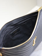 Clutch 30 aus schwarzem, gestepptem Kalbsleder mit goldener Schnalle