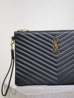 Clutch 30 aus schwarzem, gestepptem Kalbsleder mit goldener Schnalle