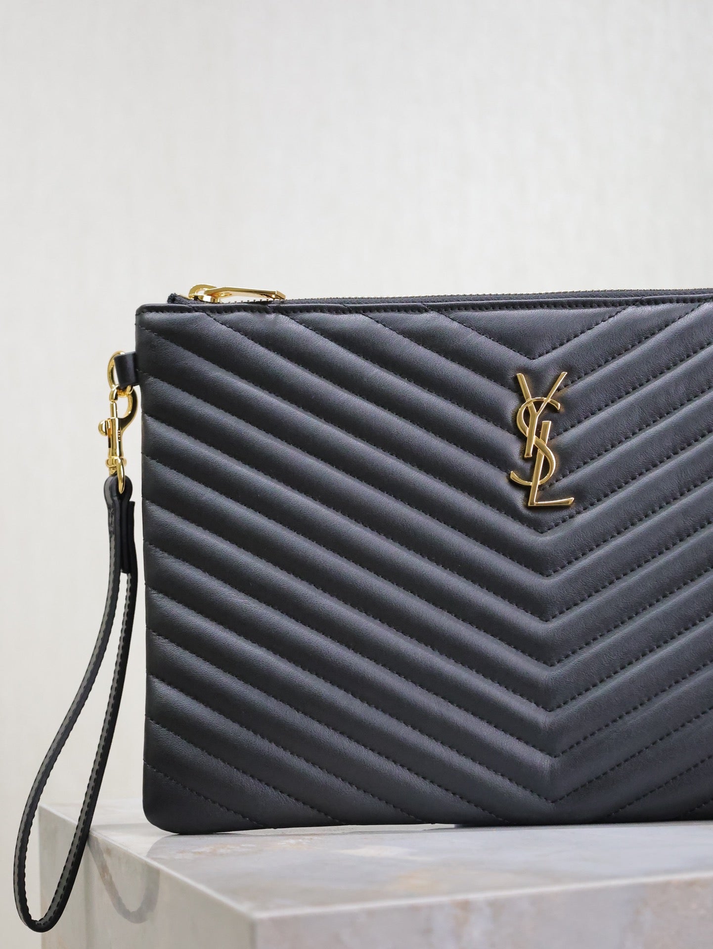 Clutch 30 aus schwarzem, gestepptem Kalbsleder mit goldener Schnalle