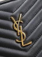 Clutch 30 aus schwarzem, gestepptem Kalbsleder mit goldener Schnalle