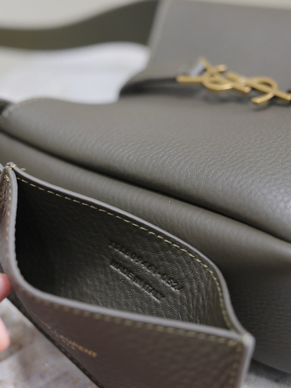 LE 5 À 7 MINITASCHE 16 AUS KHAKIGRÜNEM LAMMFELL