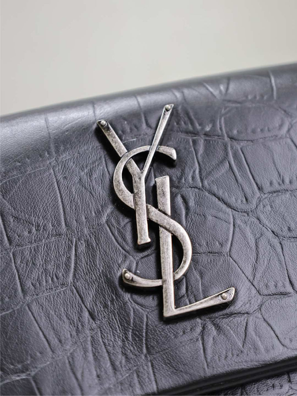 WEST HOLLYWOOD TASCHE 24 IN SCHWARZES KROKODIL-STRUKTURIERTES KALBSLEDER SILBERNE BESCHLÄGE