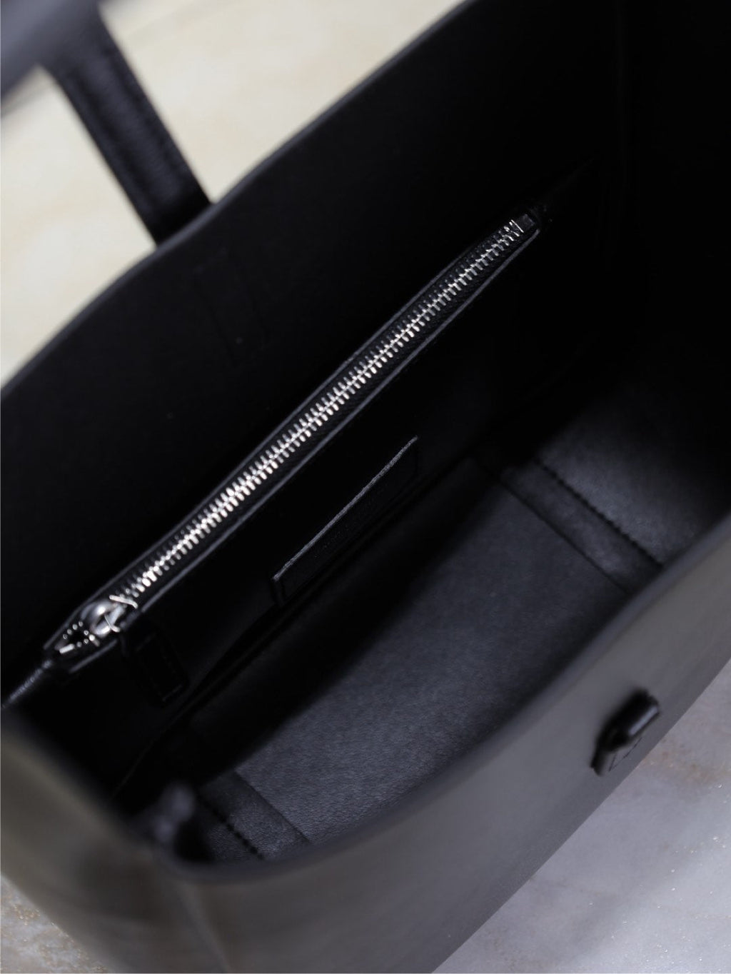 LE 5 À 7 SUPPLE BAG 23 IN BLACK CALFLEDER SILVER BALLLE