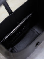 LE 5 À 7 SUPPLE BAG 23 IN BLACK CALFLEDER SILVER BALLLE