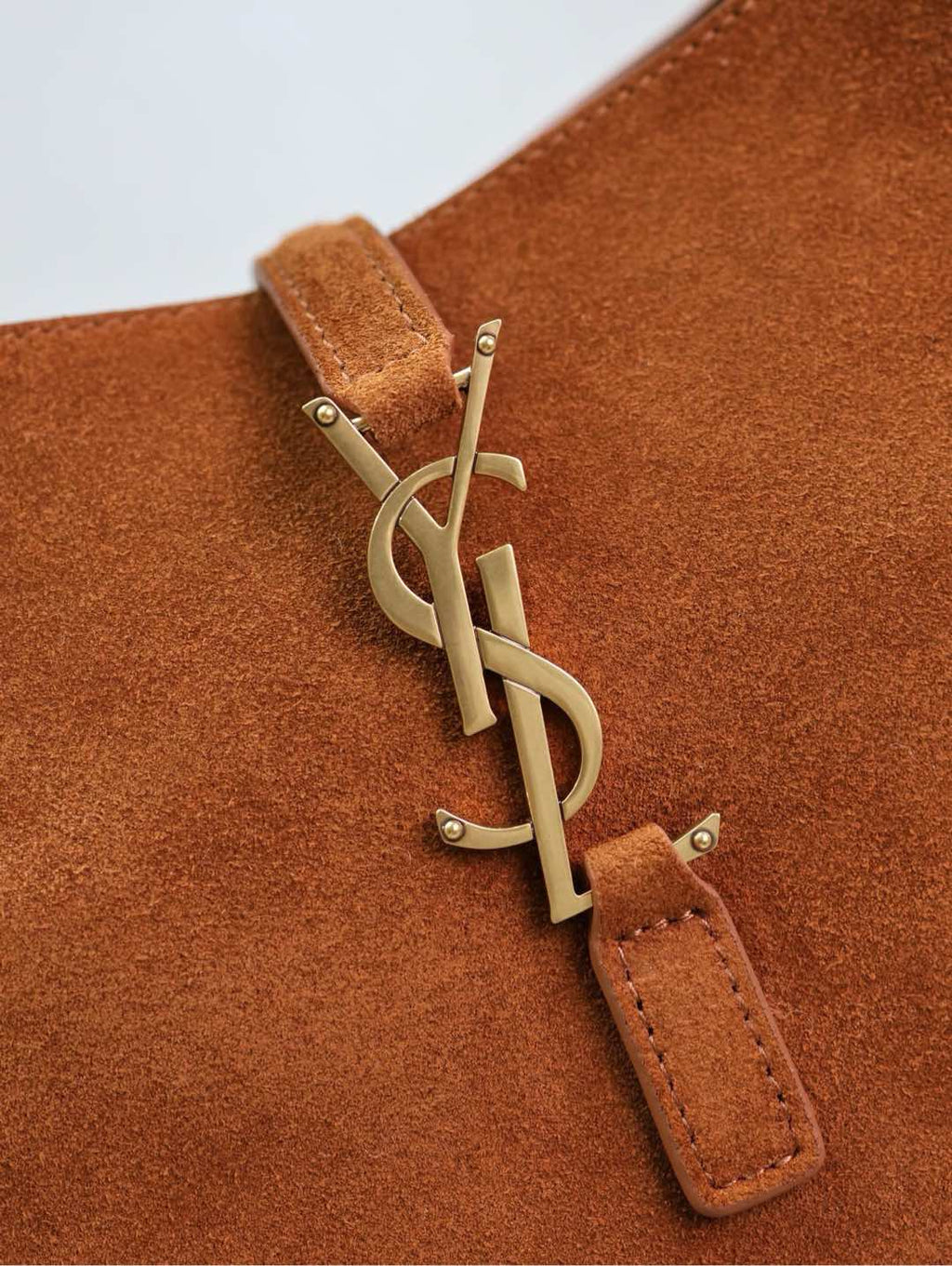 LE 5 À 7 SMALL SUPPLE 23 IN AMBER ORANGE SUEDE AND WHITE LAMB PUR TRIM