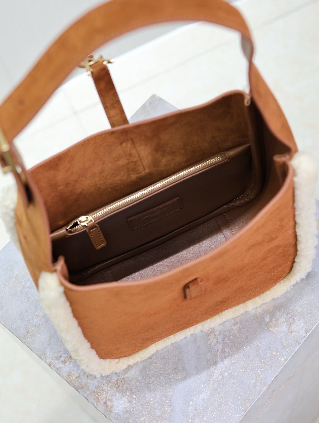 LE 5 À 7 SMALL SUPPLE 23 IN AMBER ORANGE SUEDE AND WHITE LAMB PUR TRIM