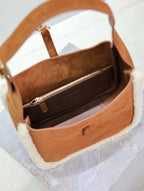 LE 5 À 7 SMALL SUPPLE 23 IN AMBER ORANGE SUEDE AND WHITE LAMB PUR TRIM