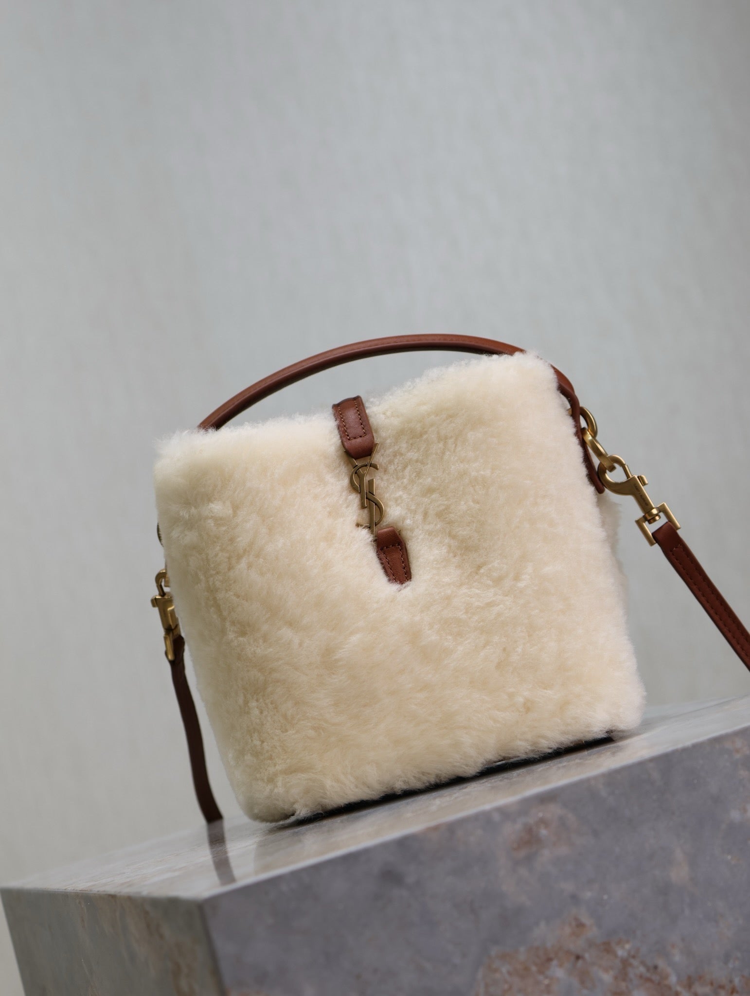 LE 37 MINI BUCKET BAG 15 IN CREAM SHEARLING AND BROWN LEATHER TRIM