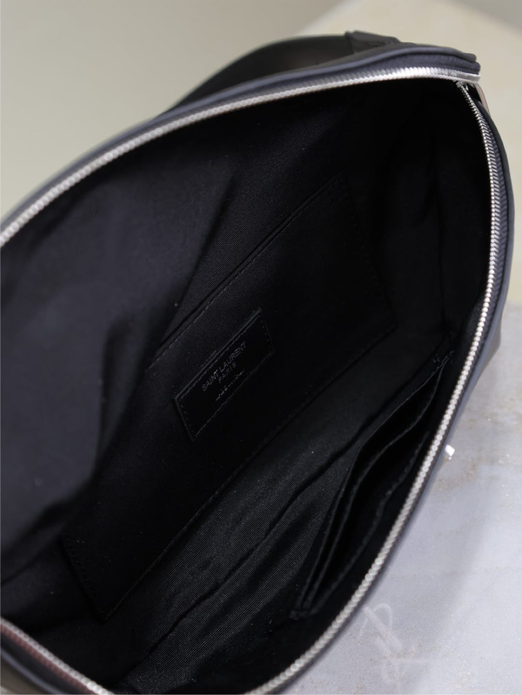 クラシック クロスボディバッグ 25インチ ブラック ラムスキン シルバーロゴ