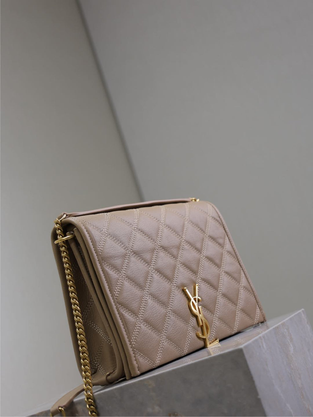 BECKY 25 IN MITTELBRAUN GESTEPPTES LAMMLEDER GOLDENE BESCHLÄGE