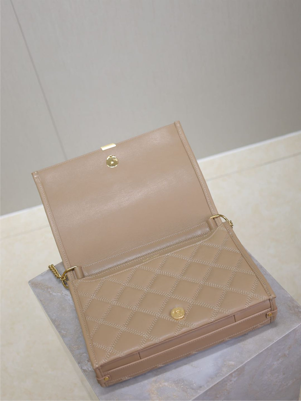 BECKY 25 IN MITTELBRAUN GESTEPPTES LAMMLEDER GOLDENE BESCHLÄGE