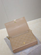 BECKY 25 IN MITTELBRAUN GESTEPPTES LAMMLEDER GOLDENE BESCHLÄGE