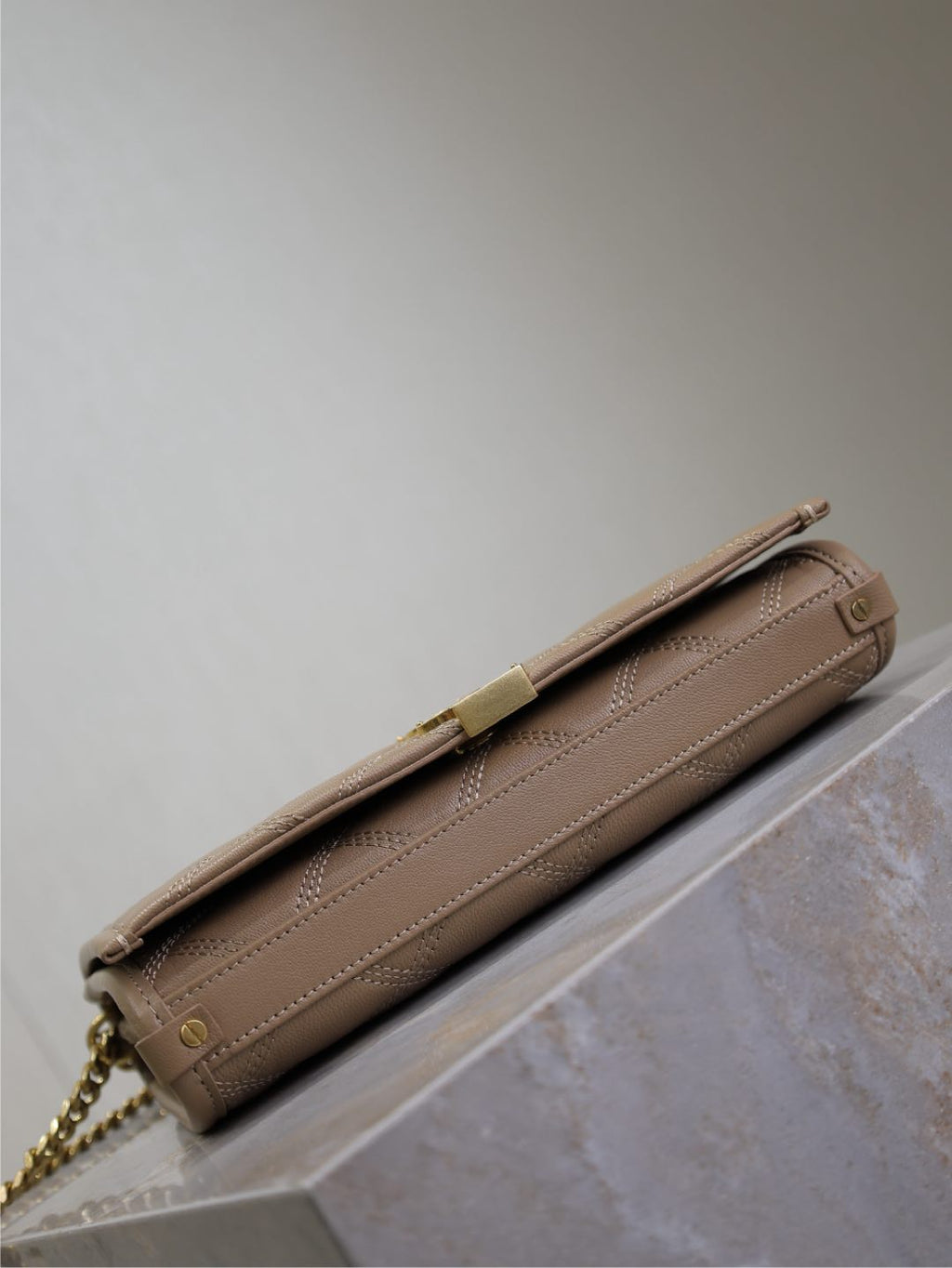 BECKY 22 IN MITTELBRAUN GESTEPPTES LAMMLEDER GOLDENE BESCHLÄGE