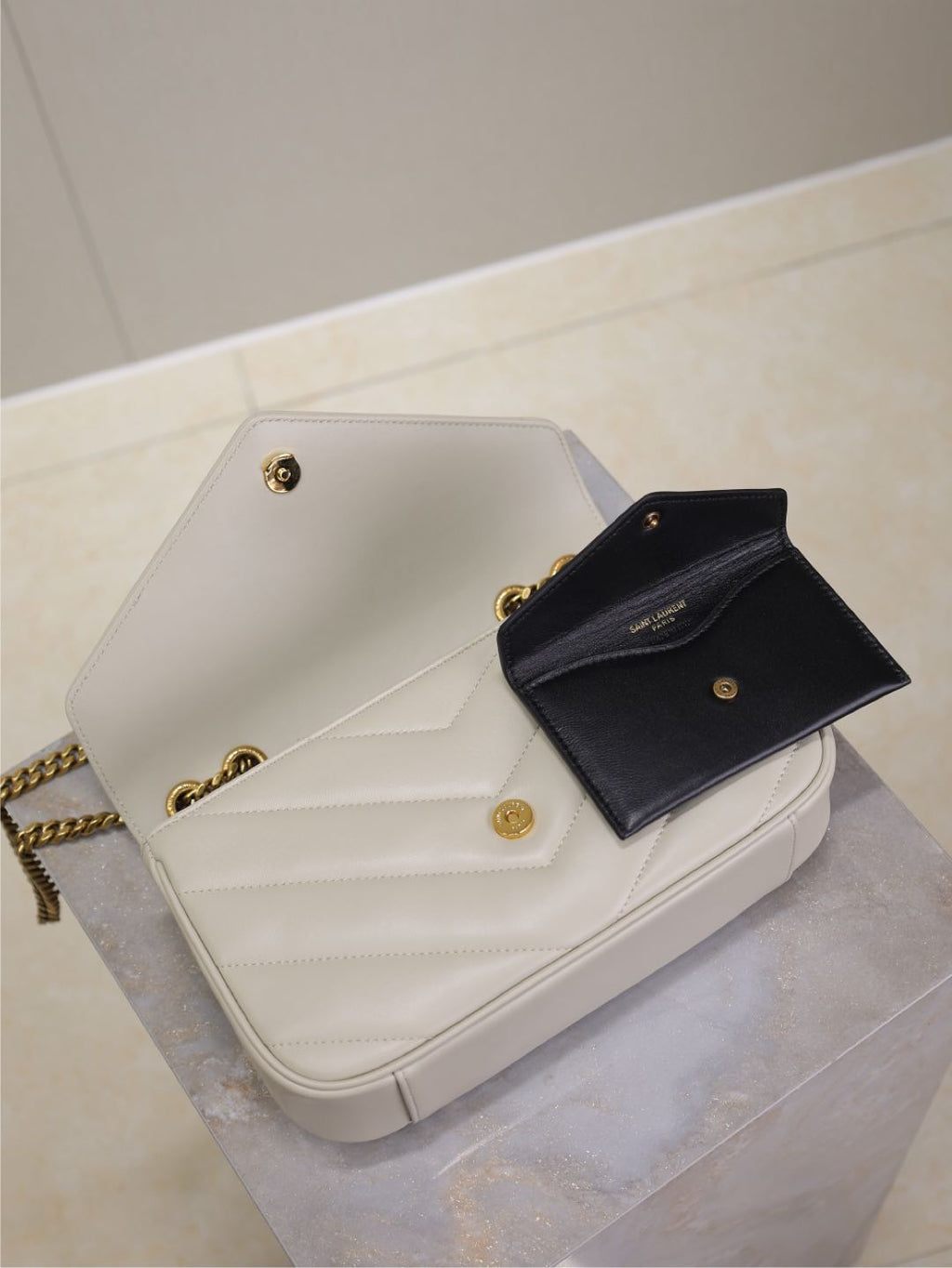 LOULOU KLEIN 24 ZOLL WEISSES SCHAFFELD GOLDENE BESCHLÄGE