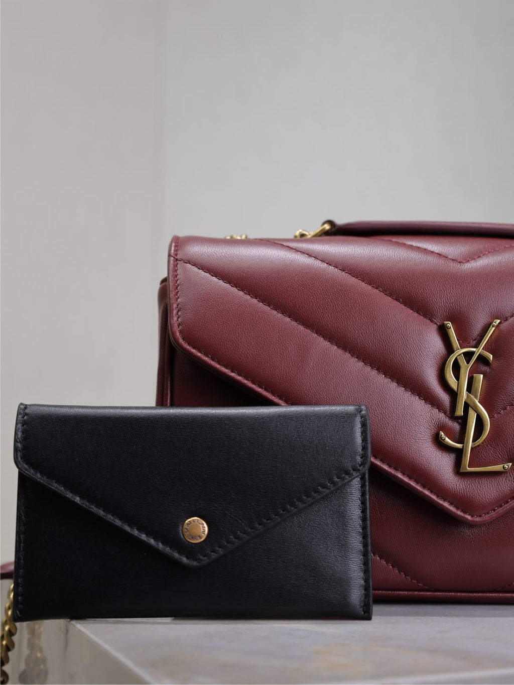 LOULOU SMALL 24 IN BURGUNDERROTES SCHAFSPITZEL GOLDENE BESCHLÄGE