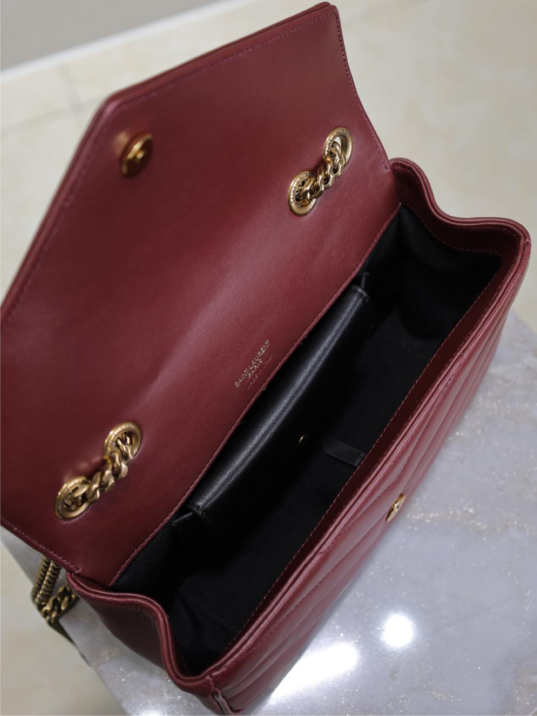 LOULOU SMALL 24 IN BURGUNDERROTES SCHAFSPITZEL GOLDENE BESCHLÄGE