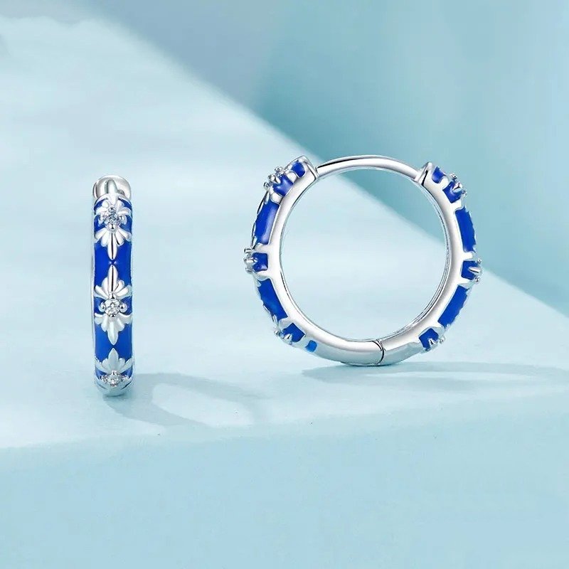 Weißgoldplattierte Ohrringe „Unendliche Liebe“ – leichte Knorpelohrringe