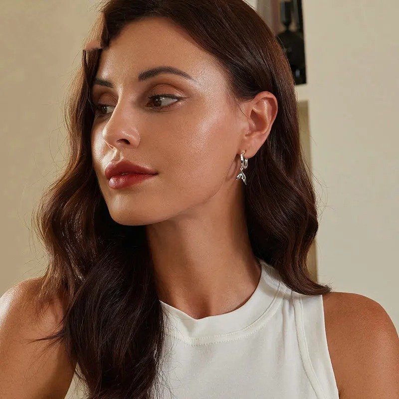 繊細なゴールドメッキイヤリング 低刺激性 フィッシュテールイヤリング ギフト SCE1744