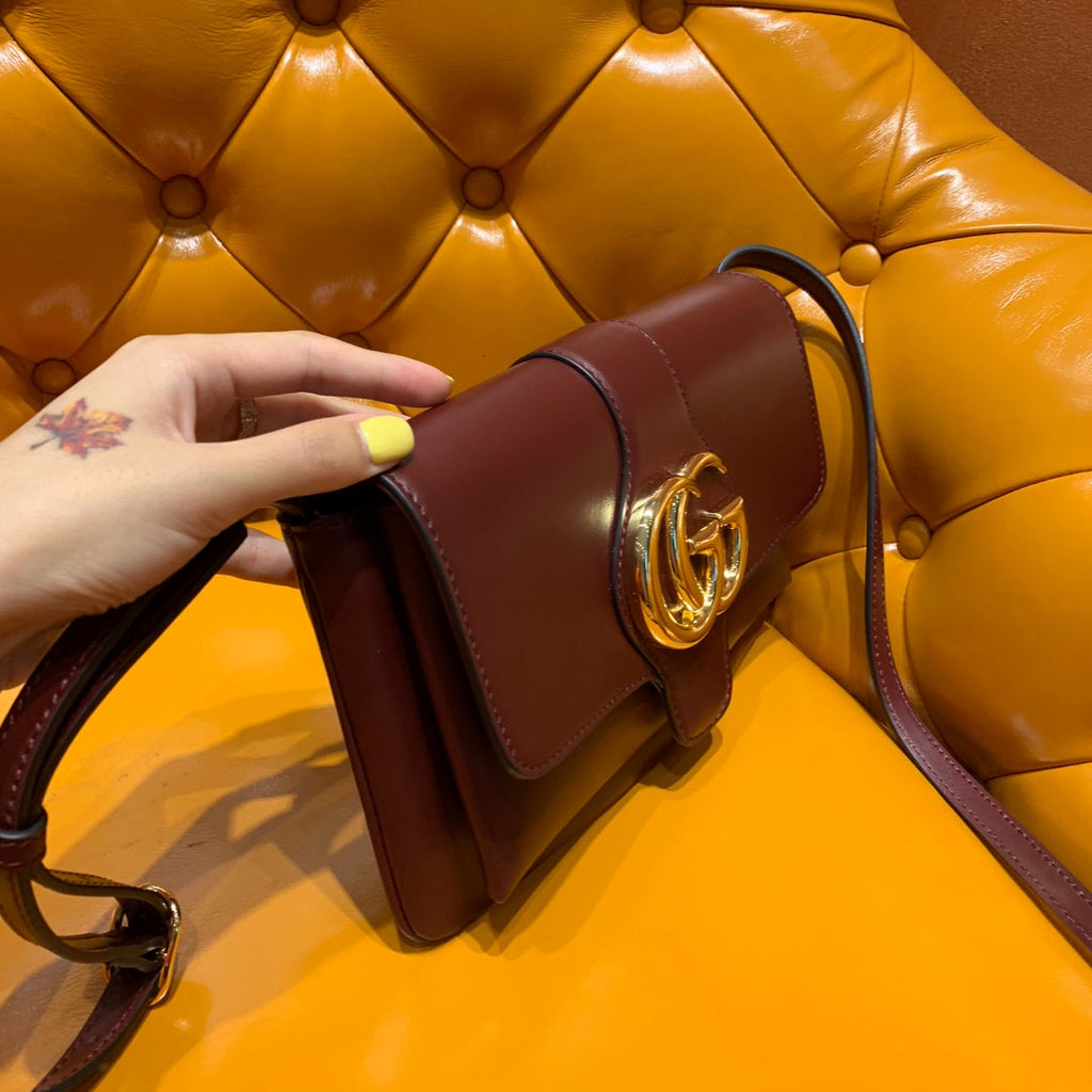 GG Arli Tasche 25 cm, burgunderrotes Kalbsleder, goldfarbene Beschläge